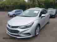 2018 Chevrolet Cruze Premier z VIN 3G1BF6SM8JS564749, wystawiony jako IAAI lot #43270687 z przebiegiem 175 318 mil mil oraz . Historia ofert i sprzedaży dostępna na DreamBid. Obrazek 2.
