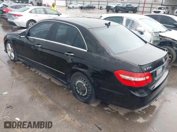 ✅ 2013 Mercedes-Benz E 350 Luxury • VIN: WDDHF5KB2DA764158 • Lot: 42898282. Wystawiony na IAAI z przebiegiem 130 537 mil. Bezpłatny archiwum sprzedaży aukcyjnych z USA i szczegółowy raport historii pojazdu na DreamBid. Zdjęcie 3.