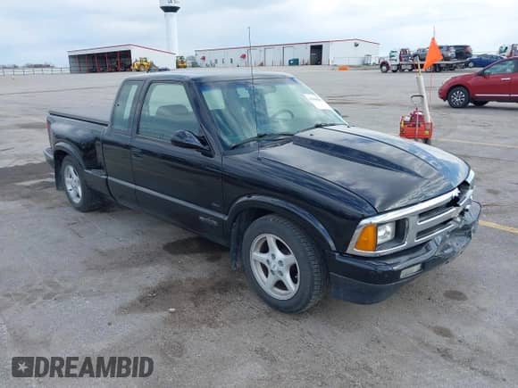 1997 Chevrolet S-10 LS with VIN 1GCCS19X2V8137981, listed as a IAAI auction lot 42100027 with 97,208 mi miles and . Bid and sale history available at DreamBid. Image 1.