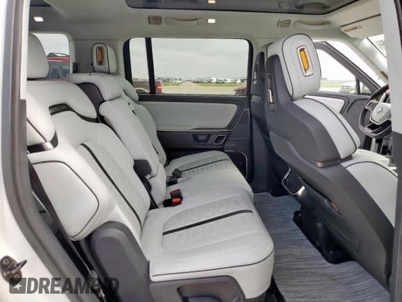 ✅ 2023 Rivian R1S Adventure • VIN: 7PDSGABA4PN026056 • Lot: 56892495. Wystawiony na Copart z przebiegiem Nie podano. Bezpłatny archiwum sprzedaży aukcyjnych z USA i szczegółowy raport historii pojazdu na DreamBid. Zdjęcie 11.