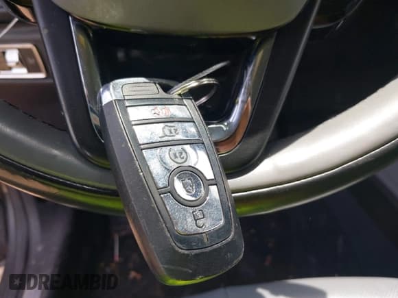 ✅ 2020 Lincoln Corsair Standard • VIN: 5LMCJ1D99LUL26734 • Lot: 42230461. Wystawiony na IAAI z przebiegiem 54 140 mil. Bezpłatny archiwum sprzedaży aukcyjnych z USA i szczegółowy raport historii pojazdu na DreamBid. Zdjęcie 11.