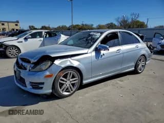 ✅ 2013 Mercedes-Benz C 250 Sport • VIN: WDDGF4HB4DA810120 • Lot: 91931405. Wystawiony na Copart z przebiegiem 120 448 mil. Bezpłatny archiwum sprzedaży aukcyjnych z USA i szczegółowy raport historii pojazdu na DreamBid. Zdjęcie 1.