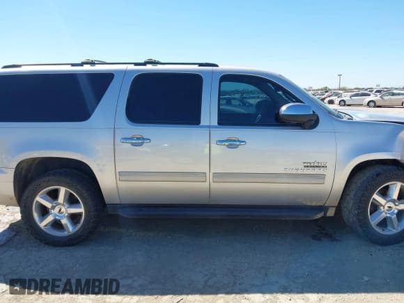 ✅ 2014 Chevrolet Suburban LS • VIN: 1GNSCHE06ER165763 • Lot: 43473605. Wystawiony na IAAI z przebiegiem 199 541 mil. Bezpłatny archiwum sprzedaży aukcyjnych z USA i szczegółowy raport historii pojazdu na DreamBid. Zdjęcie 13.