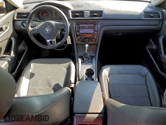 ✅ 2015 Volkswagen Passat SE • VIN: 1VWBS7A37FC015992 • Лот: 93832365. Опубликован ранее на Copart с пробегом 111 659 миль. Бесплатный доступ к архиву аукционных продаж из США и подробный отчёт об истории автомобиля на DreamBid. Изображение 8.