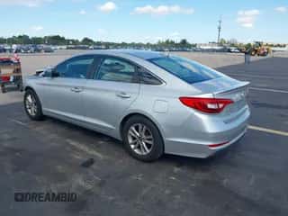 2017 Hyundai Sonata 2.4L z VIN 5NPE24AF9HH542660, wystawiony jako IAAI lot #43451542 z przebiegiem 131 388 mil mil oraz . Historia ofert i sprzedaży dostępna na DreamBid. Obrazek 3.