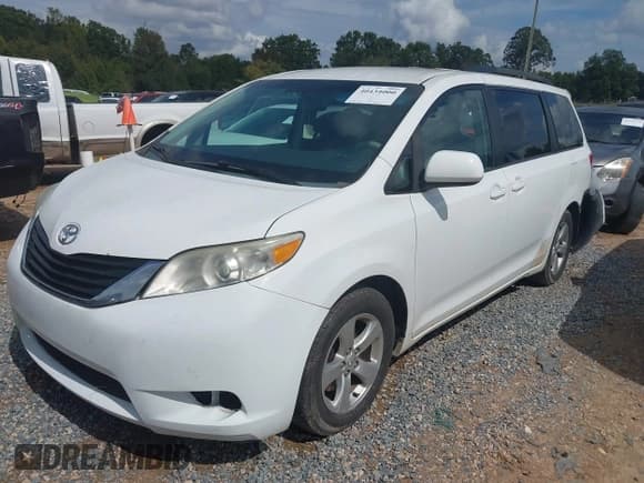 ✅ 2014 Toyota Sienna LE • VIN: 5TDKK3DC7ES447504 • Lot: 40434000. Listed on IAAI with 208,743 mi. Free auction sales archive from the USA and detailed vehicle history report at DreamBid. Image 17.