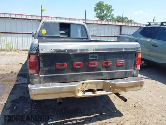 1992 Dodge Dakota z VIN 1B7GL23Y2NS520540, wystawiony jako IAAI lot #43021685 z przebiegiem 151 267 mil mil oraz . Historia ofert i sprzedaży dostępna na DreamBid. Obrazek 16.