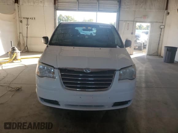 ✅ 2009 Chrysler Town & Country LX • VIN: 2A8HR44E99R527312 • Lot: 71852875. Listed on Copart with 180,975 mi. Free auction sales archive from the USA and detailed vehicle history report at DreamBid. Image 5.