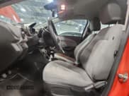 ✅ 2012 Chevrolet Sonic LS • VIN: 1G1JB5SH9C4136390 • Lot: 71676875. Wystawiony na Copart z przebiegiem 80 646 mil. Bezpłatny archiwum sprzedaży aukcyjnych z USA i szczegółowy raport historii pojazdu na DreamBid. Zdjęcie 7.