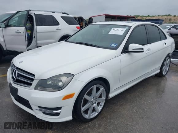 ✅ 2014 Mercedes-Benz C 250 Sport • VIN: WDDGF4HB0EA958816 • Lot: 42150390. Wystawiony na IAAI z przebiegiem 89 358 mil. Bezpłatny archiwum sprzedaży aukcyjnych z USA i szczegółowy raport historii pojazdu na DreamBid. Zdjęcie 2.