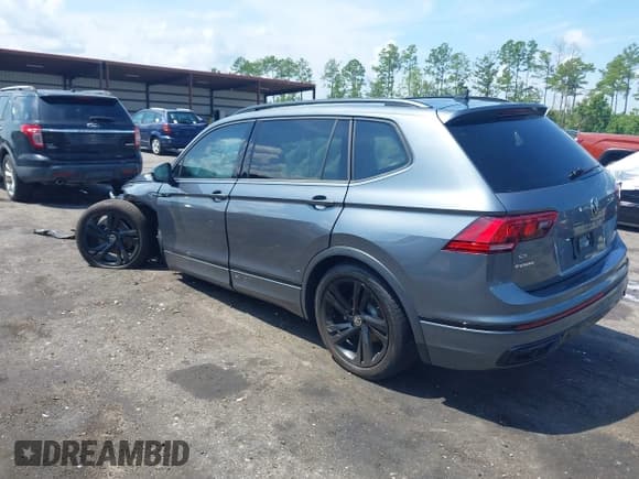 ✅ 2024 Volkswagen Tiguan SE R-Line Black • VIN: 3VVCB7AX2RM212440 • Lot: 43047174. Wystawiony na IAAI z przebiegiem Nie podano. Bezpłatny archiwum sprzedaży aukcyjnych z USA i szczegółowy raport historii pojazdu na DreamBid. Zdjęcie 3.