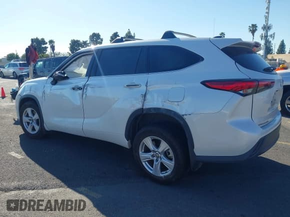 ✅ 2022 Toyota Highlander Hybrid LE • VIN: 5TDZARAH0NS516666 • Lot: 41648530. Wystawiony na IAAI z przebiegiem 63 588 mil. Bezpłatny archiwum sprzedaży aukcyjnych z USA i szczegółowy raport historii pojazdu na DreamBid. Zdjęcie 3.