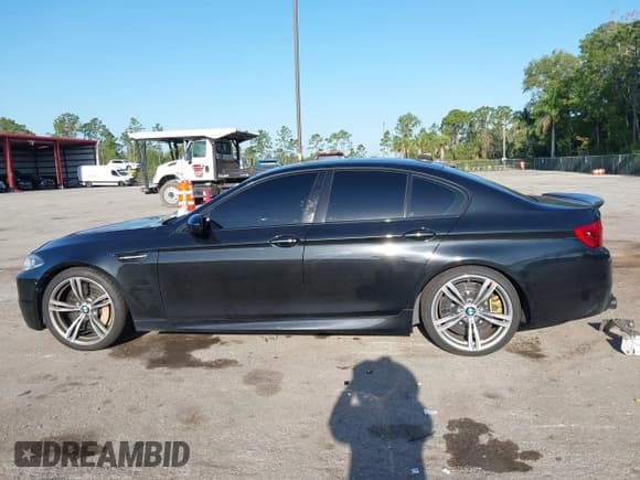 ✅ 2014 BMW M5 • VIN: WBSFV9C54ED593281 • Лот: 42063656. Опубликован ранее на IAAI с пробегом 104 517 миль. Бесплатный доступ к архиву аукционных продаж из США и подробный отчёт об истории автомобиля на DreamBid. Изображение 14.