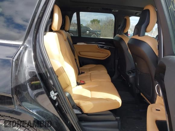 ✅ 2017 Volvo XC90 Momentum • VIN: YV4A22PK1H1133452 • Lot: 41969097. Listed on IAAI with 160,904 mi. Free auction sales archive from the USA and detailed vehicle history report at DreamBid. Image 8.