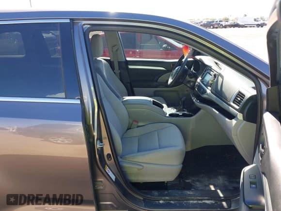 ✅ 2019 Toyota Highlander LE • VIN: 5TDZZRFH9KS293749 • Lot: 43659571. Listed on IAAI with 97,246 mi. Free auction sales archive from the USA and detailed vehicle history report at DreamBid. Image 5.