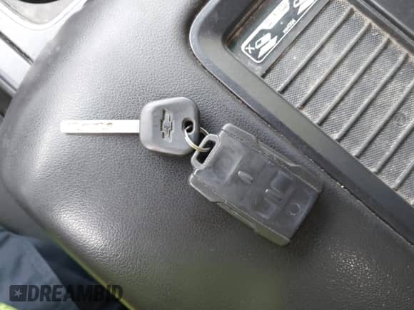 2016 Chevrolet Silverado 1500 LT z VIN 1GCVKREC1GZ305648, wystawiony jako IAAI lot #43452552 z przebiegiem 191 539 mil mil oraz . Historia ofert i sprzedaży dostępna na DreamBid. Obrazek 11.