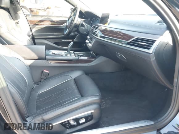 ✅ 2016 BMW 7 Series 750i • VIN: WBA7F0C56GGL99287 • Lot: 43749141. Wystawiony na IAAI z przebiegiem 102 726 mil. Bezpłatny archiwum sprzedaży aukcyjnych z USA i szczegółowy raport historii pojazdu na DreamBid. Zdjęcie 5.