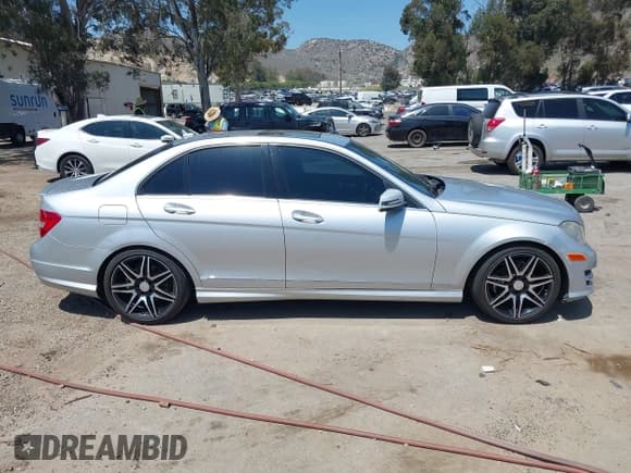 ✅ 2014 Mercedes-Benz C 250 Sport • VIN: WDDGF4HB5ER307781 • Lot: 42223138. Wystawiony na IAAI z przebiegiem 186 457 mil. Bezpłatny archiwum sprzedaży aukcyjnych z USA i szczegółowy raport historii pojazdu na DreamBid. Zdjęcie 13.