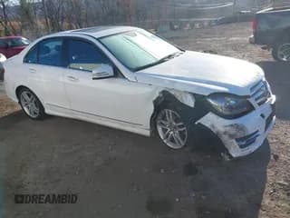 ✅ 2013 Mercedes-Benz C 300 Sport • VIN: WDDGF8AB5DR265984 • Lot: 40816934. Wystawiony na IAAI z przebiegiem 119 355 mil. Bezpłatny archiwum sprzedaży aukcyjnych z USA i szczegółowy raport historii pojazdu na DreamBid. Zdjęcie 1.