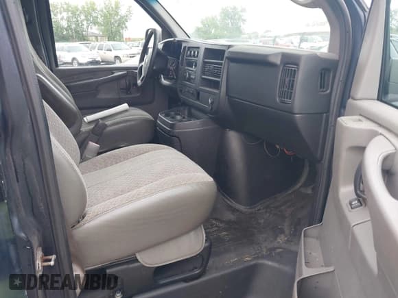 ✅ 2014 Chevrolet Express Cargo • VIN: 1GCWGFBA8E1136392 • Lot: 43026716. Wystawiony na IAAI z przebiegiem 233 303 mil. Bezpłatny archiwum sprzedaży aukcyjnych z USA i szczegółowy raport historii pojazdu na DreamBid. Zdjęcie 5.