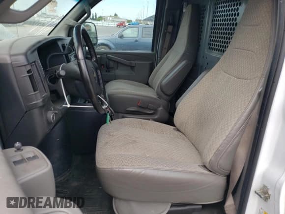 ✅ 2022 Chevrolet Express Cargo • VIN: 1GCWGAFP6N1206960 • Lot: 85593115. Wystawiony na Copart z przebiegiem 57 513 mil. Bezpłatny archiwum sprzedaży aukcyjnych z USA i szczegółowy raport historii pojazdu na DreamBid. Zdjęcie 7.