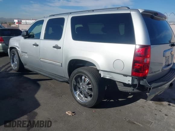 ✅ 2010 Chevrolet Suburban LS • VIN: 1GNUCHE02AR204383 • Lot: 41891591. Listed on IAAI with 177,584 mi. Free auction sales archive from the USA and detailed vehicle history report at DreamBid. Image 3.