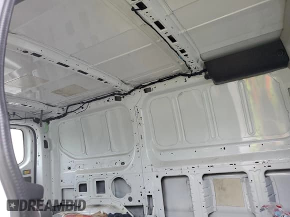 ✅ 2015 Ford Transit Cargo • VIN: 1FTNE1ZM7FKA40687 • Lot: 56940095. Wystawiony na Copart z przebiegiem 318 811 mil. Bezpłatny archiwum sprzedaży aukcyjnych z USA i szczegółowy raport historii pojazdu na DreamBid. Zdjęcie 11.