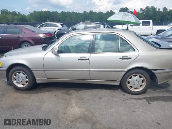 ✅ 1998 Mercedes-Benz C 230/260/280/320 • VIN: WDBHA23G1WA627408 • Lot: 42691561. Wystawiony na IAAI z przebiegiem 106 277 mil. Bezpłatny archiwum sprzedaży aukcyjnych z USA i szczegółowy raport historii pojazdu na DreamBid. Zdjęcie 14.