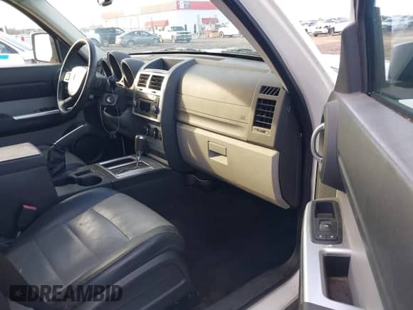 2008 Dodge Nitro SLT z VIN 1D8GT58K68W288772, wystawiony jako IAAI lot #41621789 z przebiegiem 187 410 mil mil oraz . Historia ofert i sprzedaży dostępna na DreamBid. Obrazek 5.