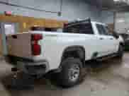 2023 Chevrolet Silverado 3500HD Work Truck z VIN 1GC4YSEY6PF236907, wystawiony jako Copart lot #68536045 z przebiegiem 50 871 mil mil oraz Szkoda całkowita • Salvage title. Historia ofert i sprzedaży dostępna na DreamBid. Obrazek 3.