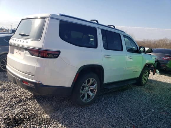 ✅ 2022 Jeep Wagoneer Series I • VIN: 1C4SJVAT2NS201597 • Лот: 44781275. Опубликован ранее на Copart с пробегом 30 882 миль. Бесплатный доступ к архиву аукционных продаж из США и подробный отчёт об истории автомобиля на DreamBid. Изображение 3.