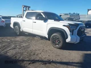 ✅ 2023 Toyota Tundra TRD Pro Hybrid • VIN: 5TFPC5DB8PX021761 • Лот: 40942596. Опубликован ранее на IAAI с пробегом 15 712 миль. Бесплатный доступ к архиву аукционных продаж из США и подробный отчёт об истории автомобиля на DreamBid. Изображение 1.