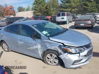 2017 Chevrolet Cruze LS z VIN 1G1BC5SMXH7143160, wystawiony jako IAAI lot #43407230 z przebiegiem 197 700 mil mil oraz . Historia ofert i sprzedaży dostępna na DreamBid. Obrazek 6.