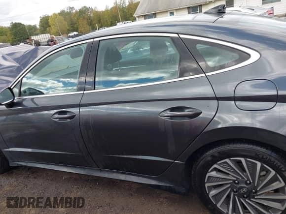 2024 Hyundai Sonata SEL z VIN KMHL34JJ1RA100548, wystawiony jako IAAI lot #43398532 z przebiegiem 13 082 mil mil oraz . Historia ofert i sprzedaży dostępna na DreamBid. Obrazek 14.