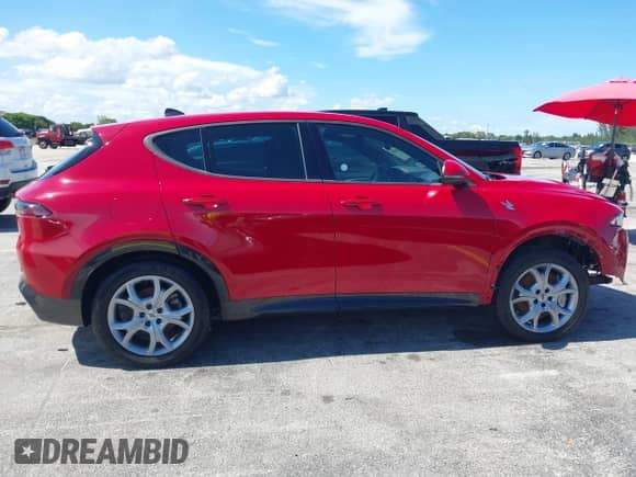 2024 Dodge Hornet R/T z VIN ZACPDFCW7R3A44078, wystawiony jako IAAI lot #42603078 z przebiegiem 7 540 mil mil oraz . Historia ofert i sprzedaży dostępna na DreamBid. Obrazek 13.