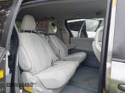 ✅ 2013 Toyota Sienna LE • VIN: 5TDKK3DC3DS376882 • Lot: 43569276. Wystawiony na IAAI z przebiegiem 131 245 mil. Bezpłatny archiwum sprzedaży aukcyjnych z USA i szczegółowy raport historii pojazdu na DreamBid. Zdjęcie 8.