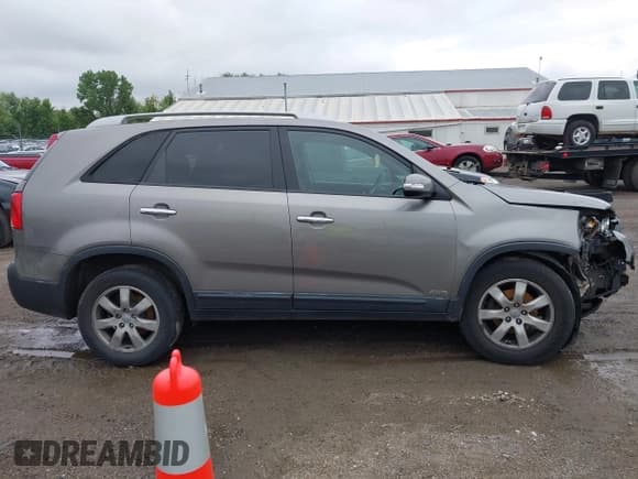 ✅ 2013 Kia Sorento LX • VIN: 5XYKTDA29DG405264 • Lot: 42327223. Listed on IAAI with 209,651 mi. Free auction sales archive from the USA and detailed vehicle history report at DreamBid. Image 14.