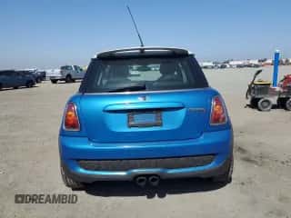 2010 MINI Hardtop S with VIN WMWMF7C58ATX42725, listed as a Copart auction lot 59818915 with 86,452 mi miles and Salvage title. Bid and sale history available at DreamBid. Image 6.