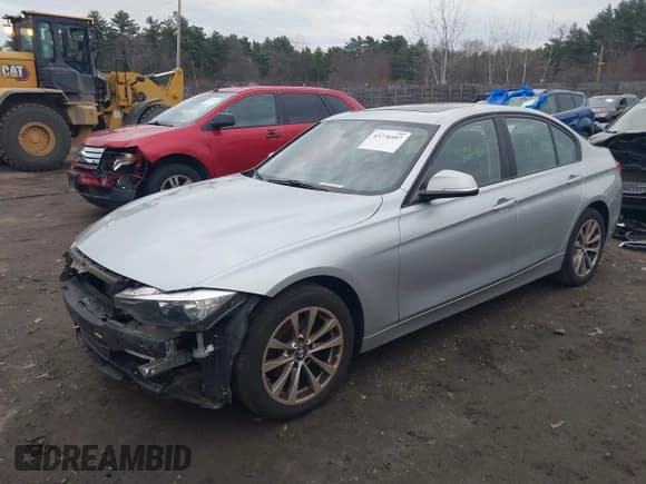 ✅ 2017 BMW 3 Series 320i xDrive • VIN: WBA8E5G30HNU45349 • Lot: 43776957. Wystawiony na IAAI z przebiegiem 84 130 mil. Bezpłatny archiwum sprzedaży aukcyjnych z USA i szczegółowy raport historii pojazdu na DreamBid. Zdjęcie 2.