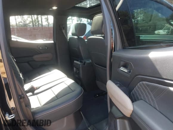 ✅ 2023 GMC Canyon 4WD Denali • VIN: 1GTP6FEK9P1146606 • Lot: 41330983. Wystawiony na IAAI z przebiegiem 18 907 mil. Bezpłatny archiwum sprzedaży aukcyjnych z USA i szczegółowy raport historii pojazdu na DreamBid. Zdjęcie 8.