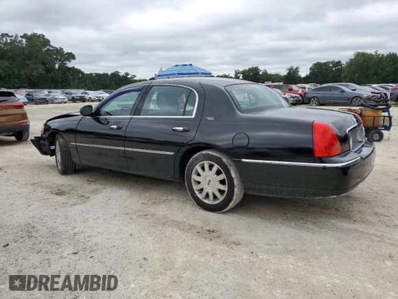 ✅ 2011 Lincoln Town Car Signature Limited • VIN: 2LNBL8CVXBX758787 • Lot: 81351495. Listed on Copart with 116,798 mi. Free auction sales archive from the USA and detailed vehicle history report at DreamBid. Image 2.