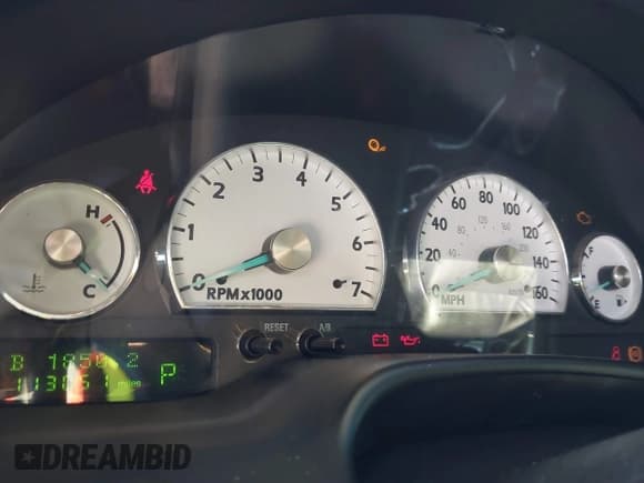 ✅ 2004 Ford Thunderbird Deluxe • VIN: 1FAHP60A84Y100984 • Lot: 40978553. Wystawiony na IAAI z przebiegiem 113 051 mil. Bezpłatny archiwum sprzedaży aukcyjnych z USA i szczegółowy raport historii pojazdu na DreamBid. Zdjęcie 7.