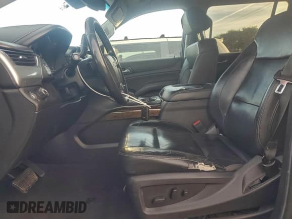 ✅ 2019 Chevrolet Suburban LT • VIN: 1GNSCHKC7KR185384 • Lot: 94941855. Wystawiony na Copart z przebiegiem 58 492 mil. Bezpłatny archiwum sprzedaży aukcyjnych z USA i szczegółowy raport historii pojazdu na DreamBid. Zdjęcie 7.