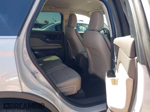 ✅ 2023 Lincoln Corsair Standard • VIN: 5LMCJ1CA2PUL07699 • Lot: 42110870. Wystawiony na IAAI z przebiegiem 20 869 mil. Bezpłatny archiwum sprzedaży aukcyjnych z USA i szczegółowy raport historii pojazdu na DreamBid. Zdjęcie 8.