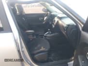 ✅ 2019 Kia Soul • VIN: KNDJN2A20K7021961 • Lot: 42811363. Wystawiony na IAAI z przebiegiem 104 644 mil. Bezpłatny archiwum sprzedaży aukcyjnych z USA i szczegółowy raport historii pojazdu na DreamBid. Zdjęcie 5.