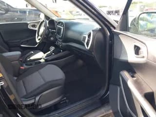 ✅ 2023 Kia Soul LX • VIN: KNDJ23AU0P7874903 • Lot: 43515925. Wystawiony na IAAI z przebiegiem 59 130 mil. Bezpłatny archiwum sprzedaży aukcyjnych z USA i szczegółowy raport historii pojazdu na DreamBid. Zdjęcie 5.