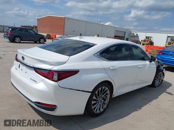 ✅ 2024 Lexus ES 300h Luxury • VIN: 58AEA1C17RU050563 • Lot: 42481783. Listed on IAAI with 6,029 mi. Free auction sales archive from the USA and detailed vehicle history report at DreamBid. Image 4.