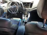 ✅ 2016 Hyundai Veloster Turbo Rally Edition • VIN: KMHTC6AE1GU263047 • Lot: 47547215. Wystawiony na Copart z przebiegiem 131 304 mil. Bezpłatny archiwum sprzedaży aukcyjnych z USA i szczegółowy raport historii pojazdu na DreamBid. Zdjęcie 8.