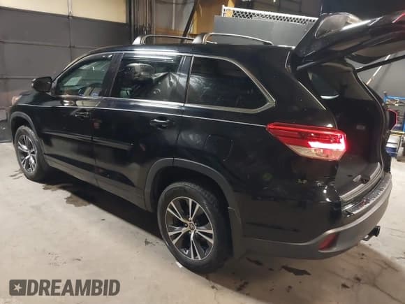 ✅ 2018 Toyota Highlander LE • VIN: 5TDBZRFH4JS820340 • Lot: 41221682. Wystawiony na IAAI z przebiegiem 121 243 mil. Bezpłatny archiwum sprzedaży aukcyjnych z USA i szczegółowy raport historii pojazdu na DreamBid. Zdjęcie 3.