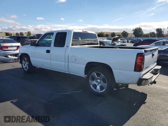 ✅ 2005 Chevrolet Silverado 1500 LS • VIN: 1GCEC19T55Z135851 • Lot: 91927505. Wystawiony na Copart z przebiegiem 129 701 mil. Bezpłatny archiwum sprzedaży aukcyjnych z USA i szczegółowy raport historii pojazdu na DreamBid. Zdjęcie 2.